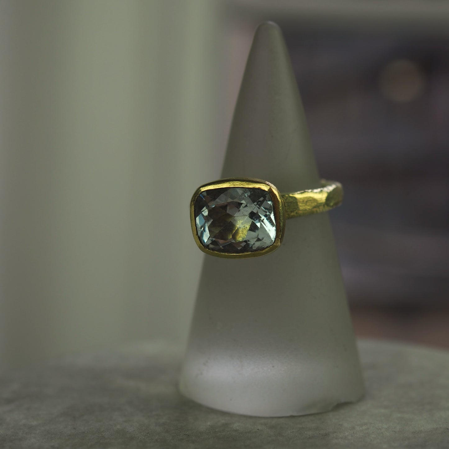 Allsopp, Disa – 18ct Gold Ring with Cushion cut Aquamarine