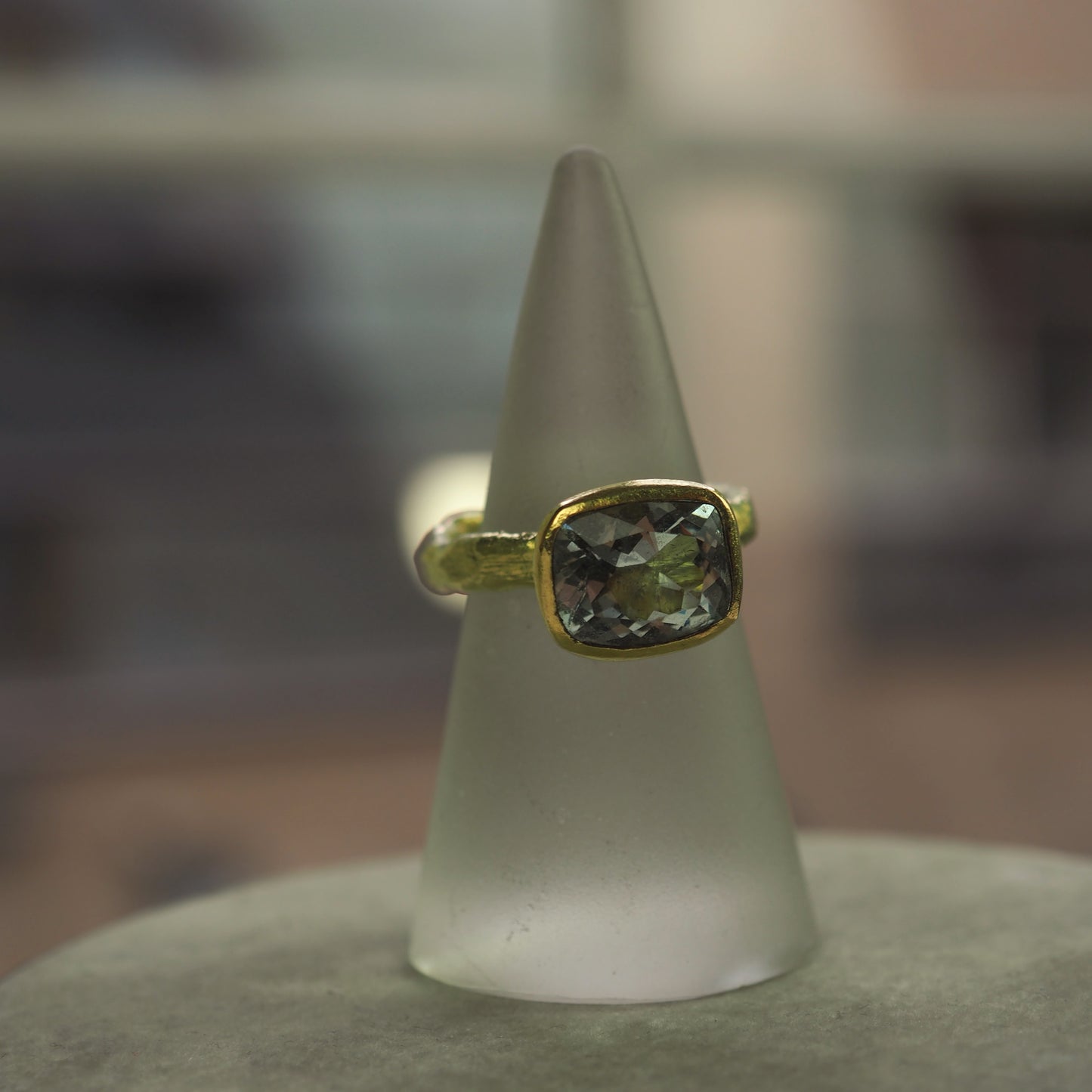 Allsopp, Disa – 18ct Gold Ring with Cushion cut Aquamarine