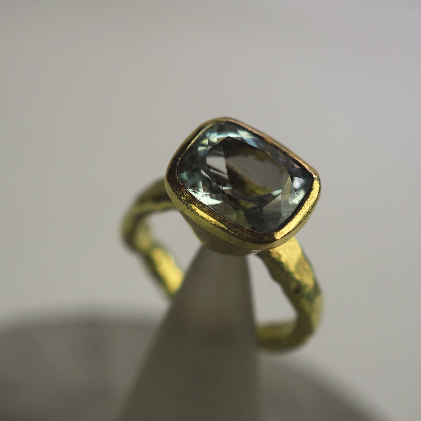 Allsopp, Disa – 18ct Gold Ring with Cushion cut Aquamarine