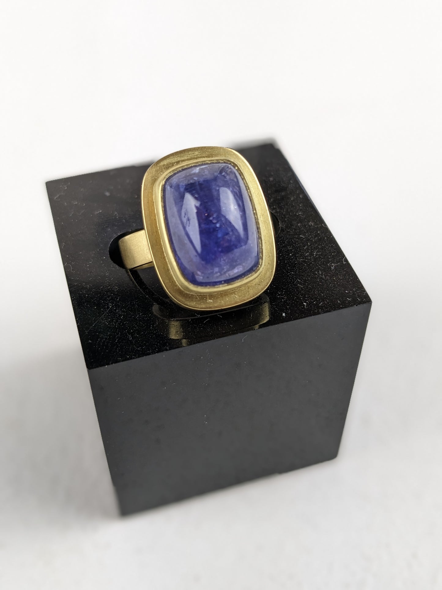 Mannheim, Catherine - Gold Ring with Tanzanite