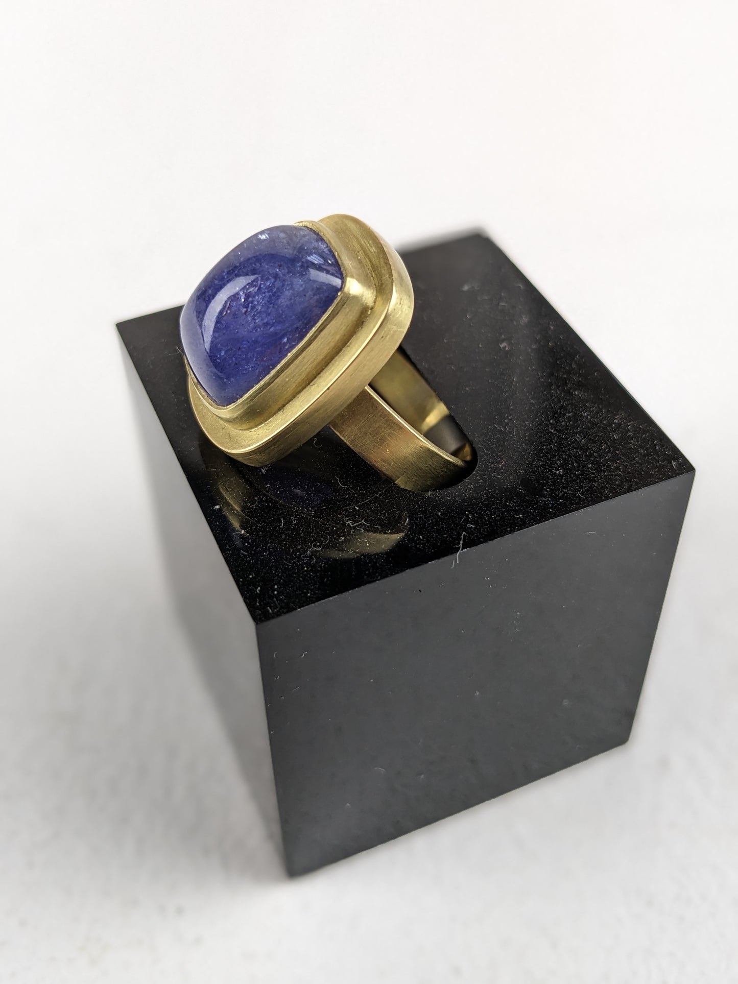 Mannheim, Catherine - Gold Ring with Tanzanite