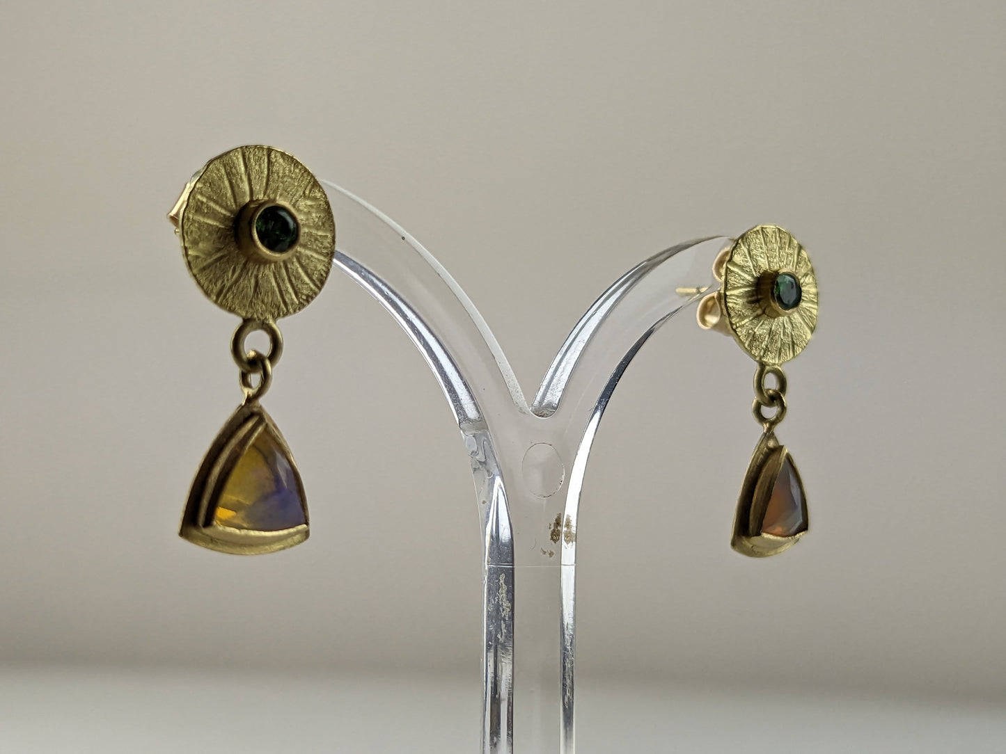 Mannheim, Catherine - Gold Earrings with Opals and Tsavorites
