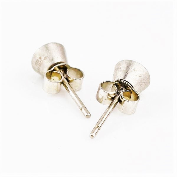 Betts, Malcolm – Hammered Platinum Diamond Earrings | Malcolm Betts | Primavera Gallery