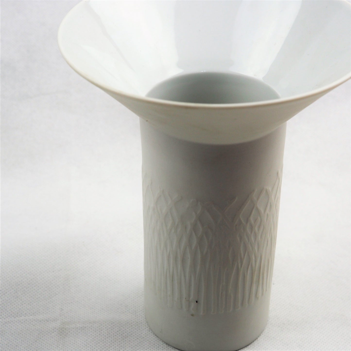 Les Blakebrough – Small Porcelain Vessel | Les Blakebrough | Primavera Gallery