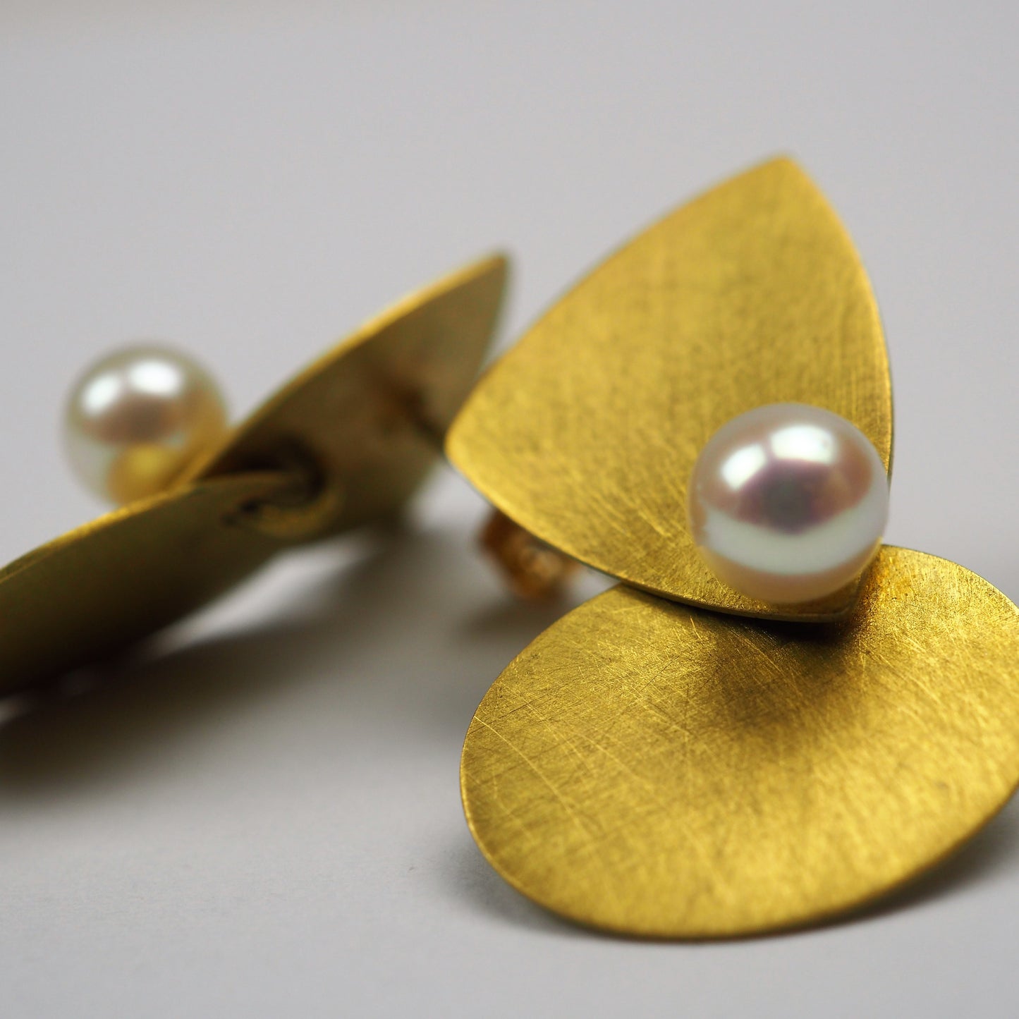 Krinos, Daphne – Yellow Gold and Pearl Earrings