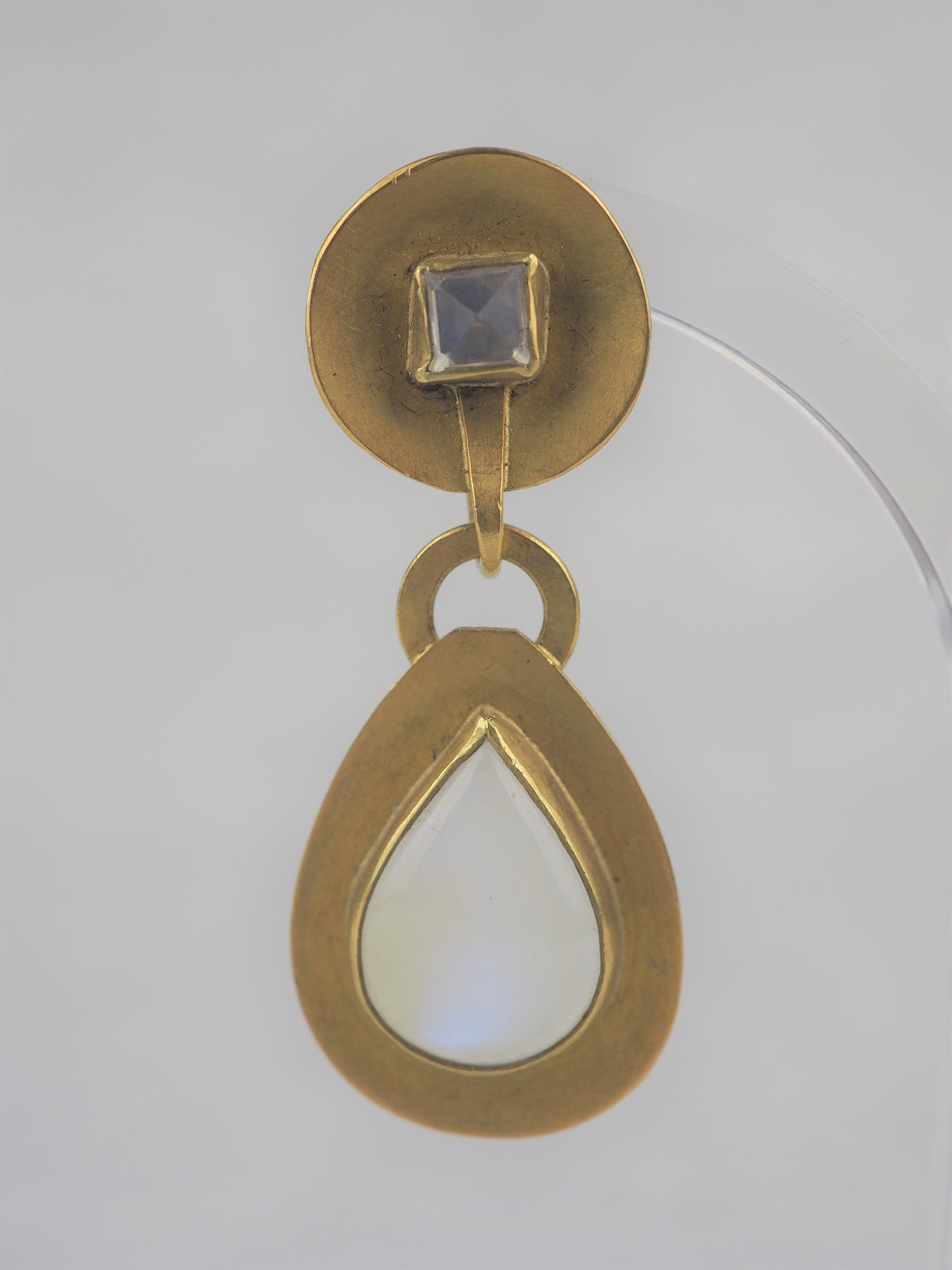 Krinos, Daphne – Gold and Moonstone Earrings