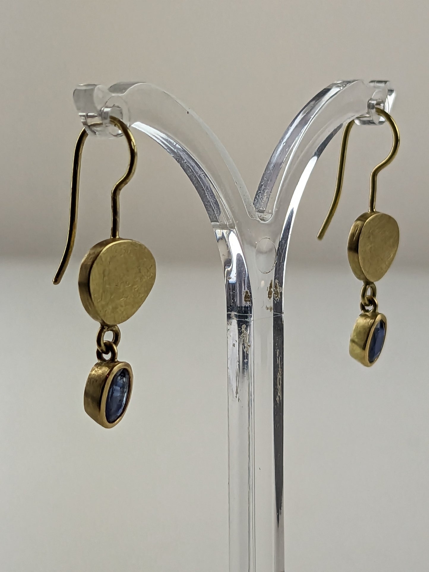 Mannheim, Catherine - Gold Earrings with Sapphires