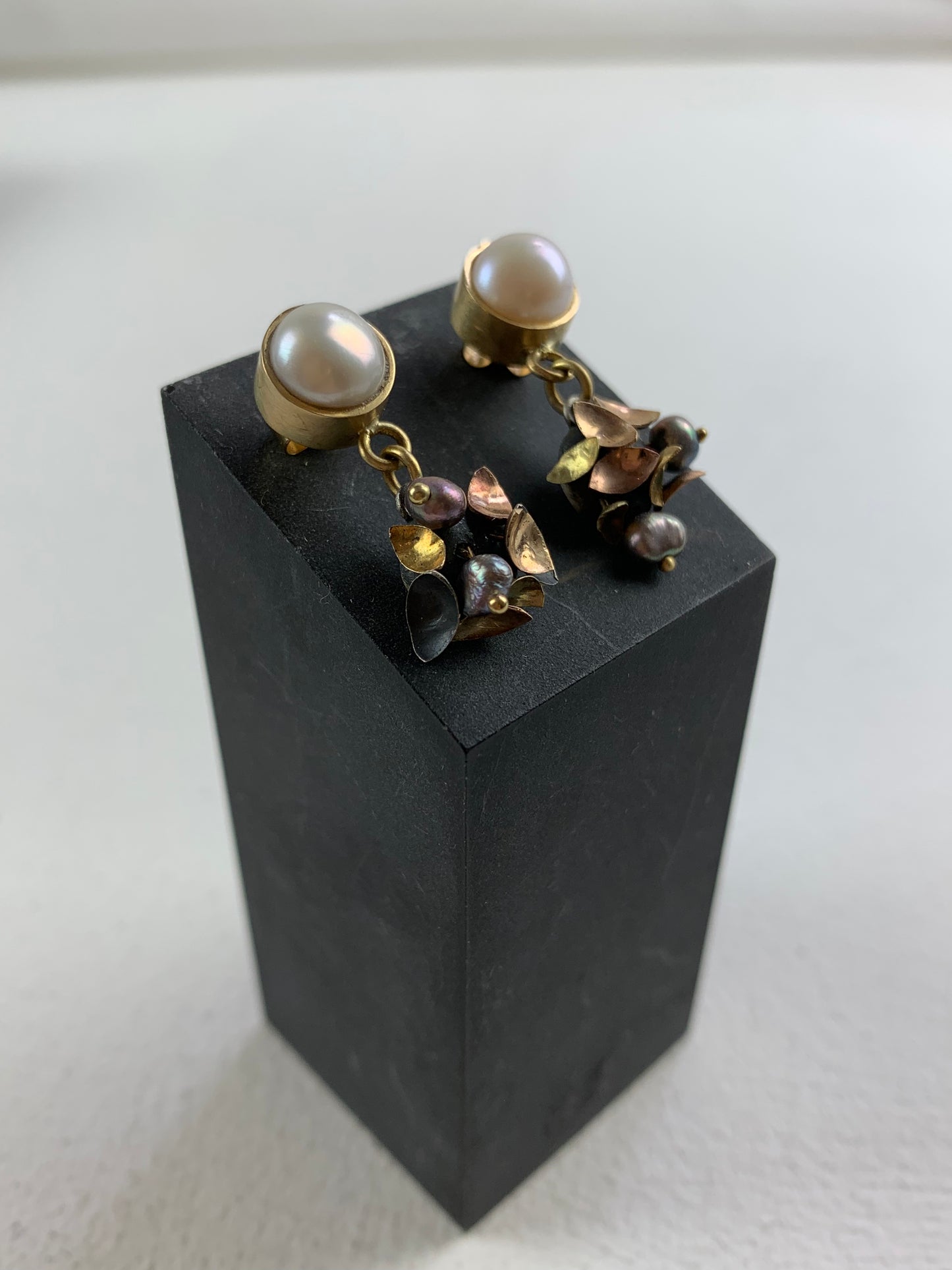 Hines, Susi - Pearl Drop Earrings with moving Gold and Silver leaves