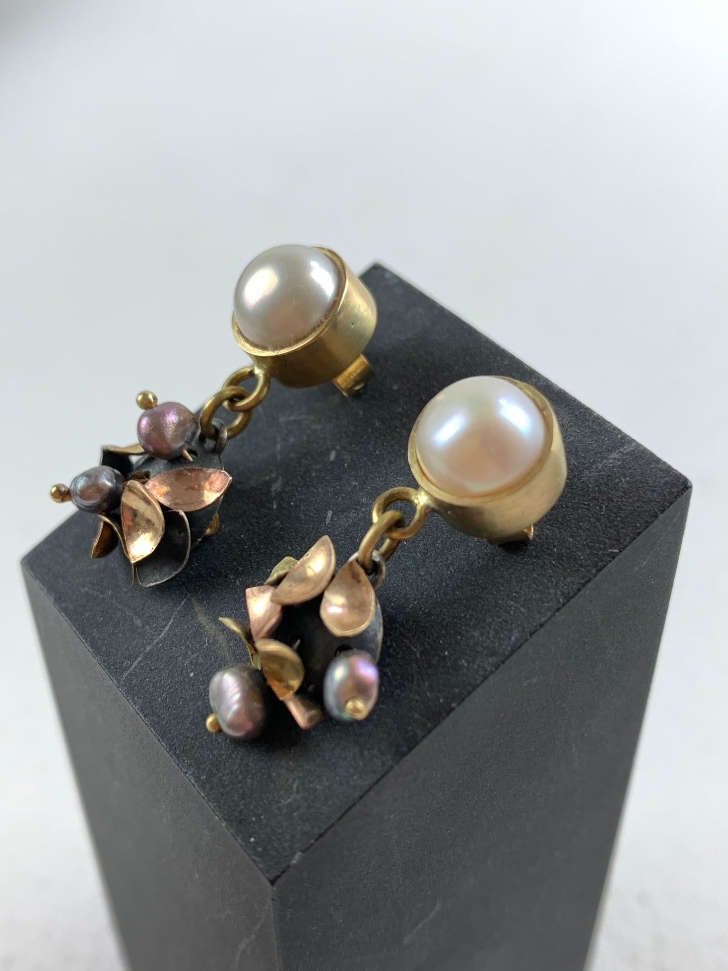 Hines, Susi - Pearl Drop Earrings with moving Gold and Silver leaves