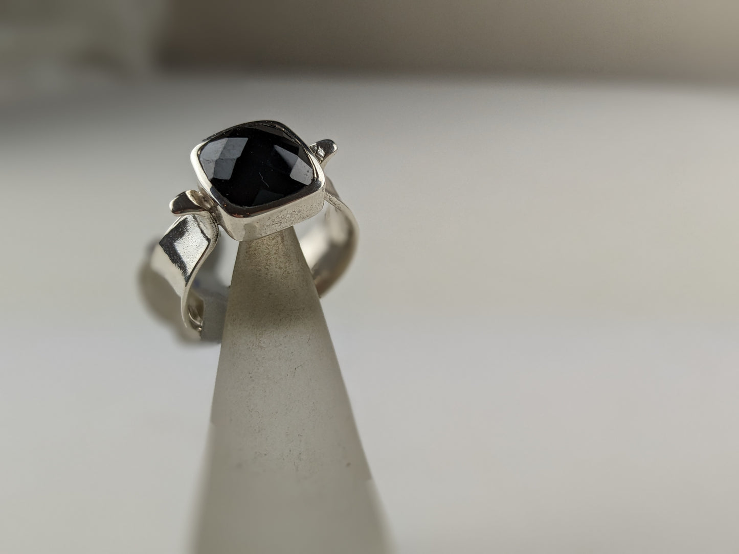 Lucas, Jackie – Black onyx ring. Size Q