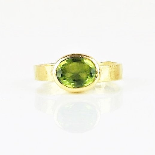 Allsopp, Disa – Gold and Cushion Cut Peridot Ring | Disa Allsopp | Primavera Gallery