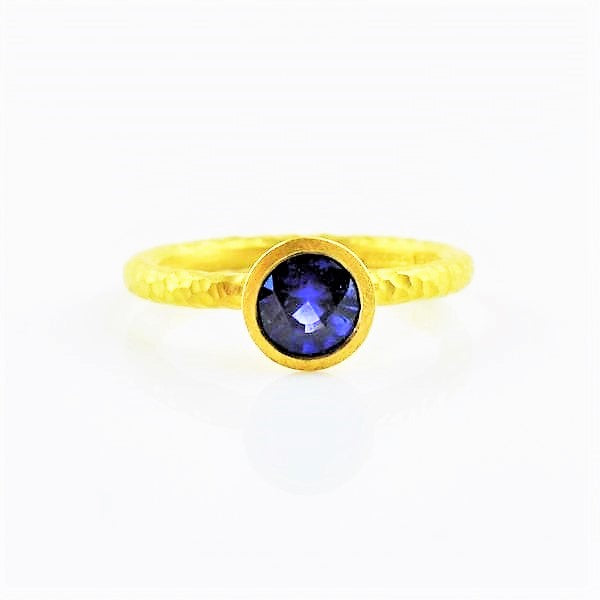 Betts, Malcolm – Gold Ring with Blue Sapphire | Malcolm Betts | Primavera Gallery