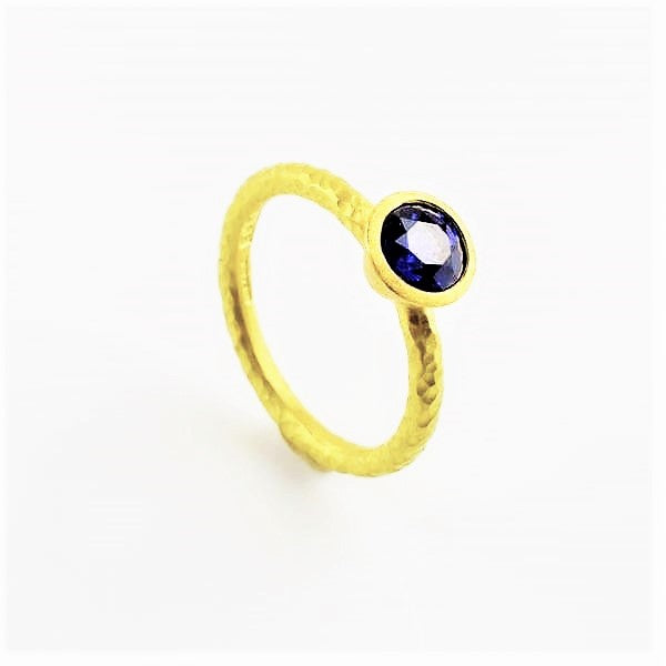 Betts, Malcolm – Gold Ring with Blue Sapphire | Malcolm Betts | Primavera Gallery