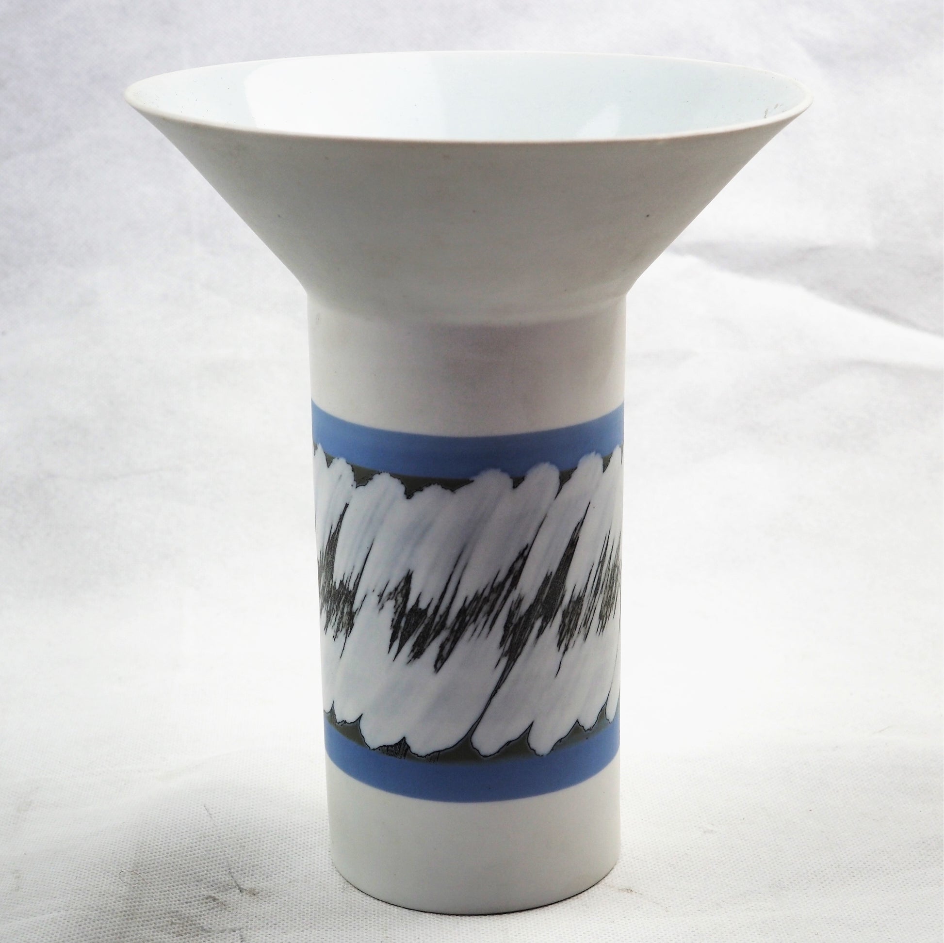 Les Blakebrough – Porcelain Vessel | Les Blakebrough | Primavera Gallery