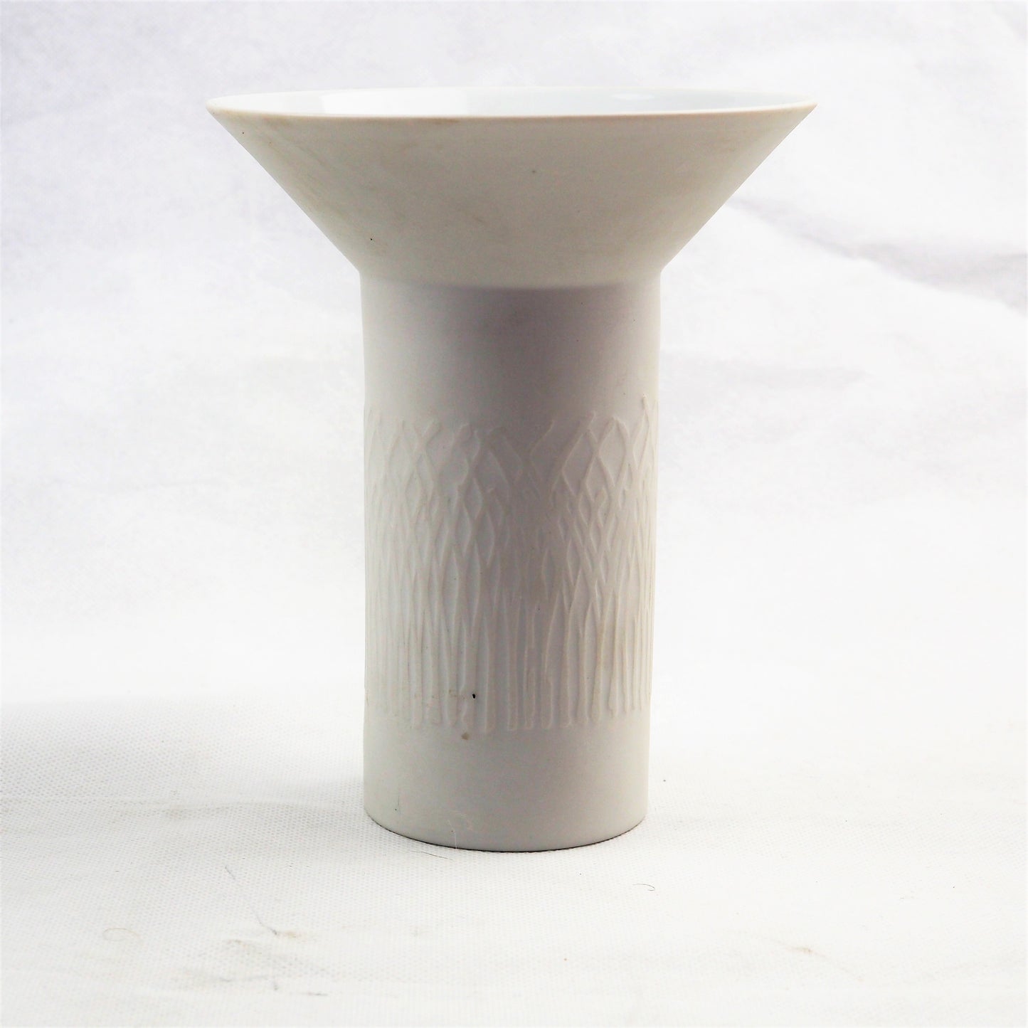 Les Blakebrough – Small Porcelain Vessel | Les Blakebrough | Primavera Gallery