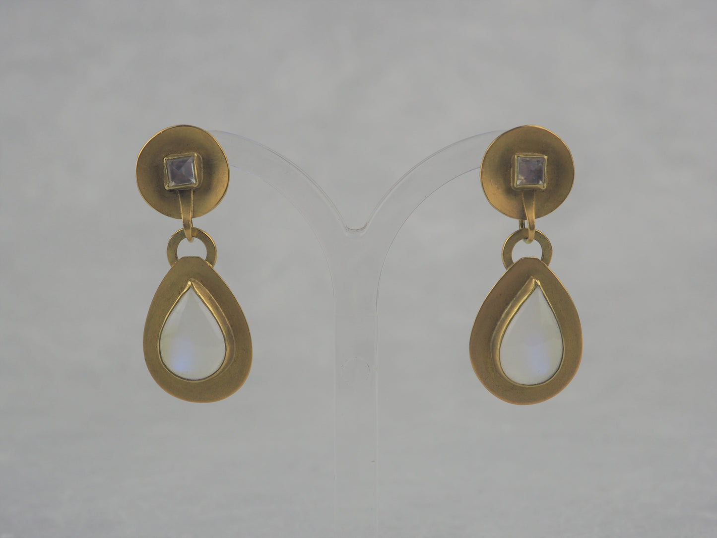 Krinos, Daphne – Gold and Moonstone Earrings