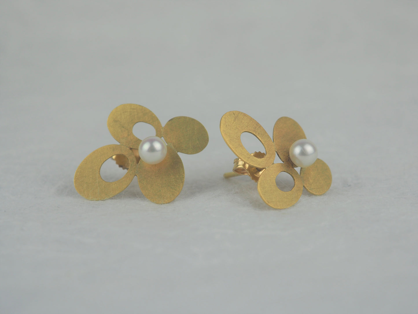 Krinos, Daphne – Gold and Pearl Studs