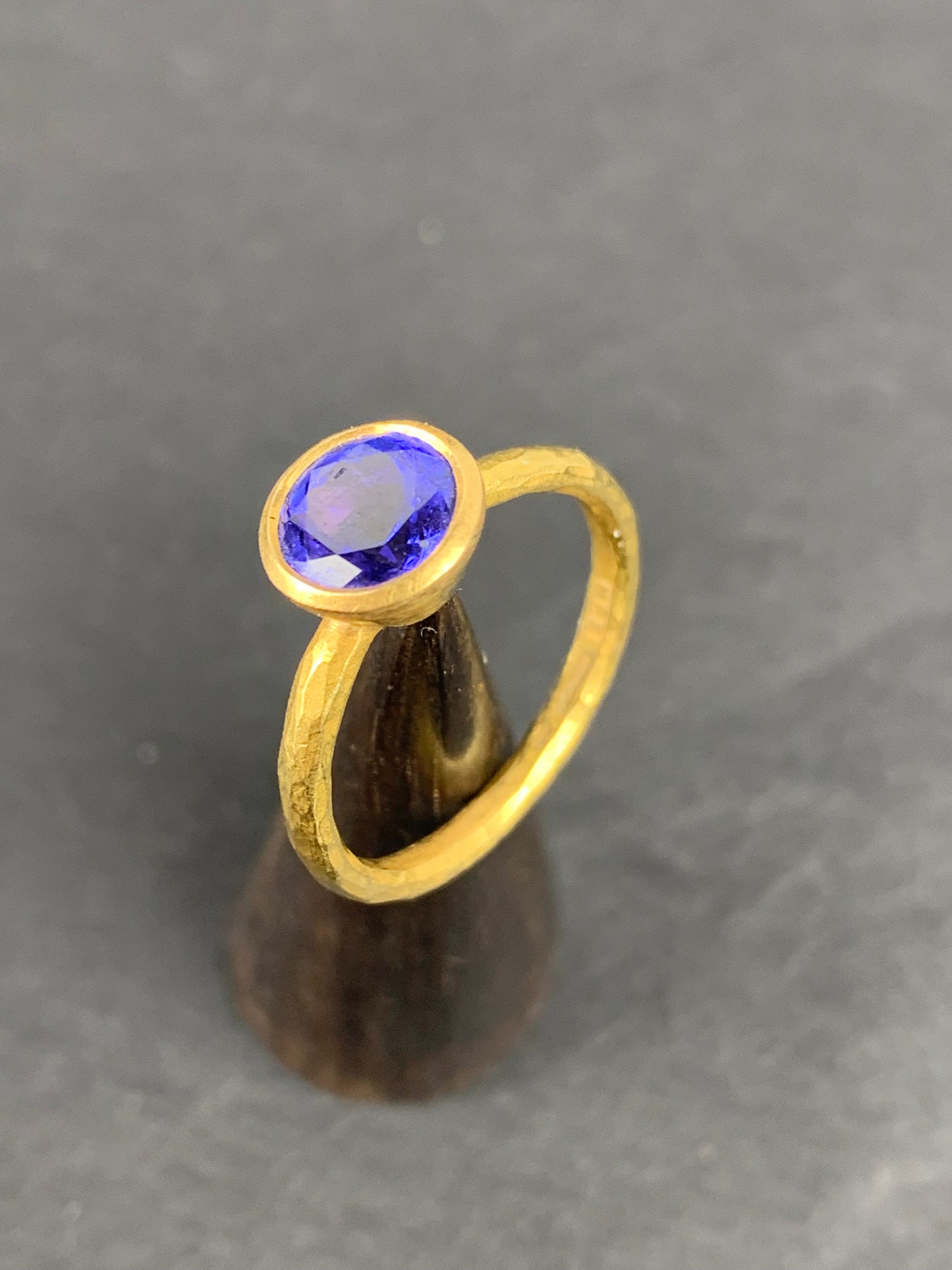 Betts, Malcolm - Gold Ring with Round Tanzanite, Size L