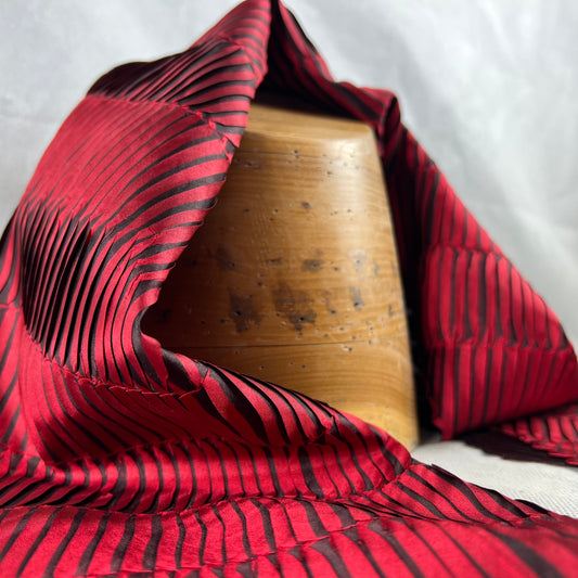 Gebreel, Nawal - Red/Black pleated scarf