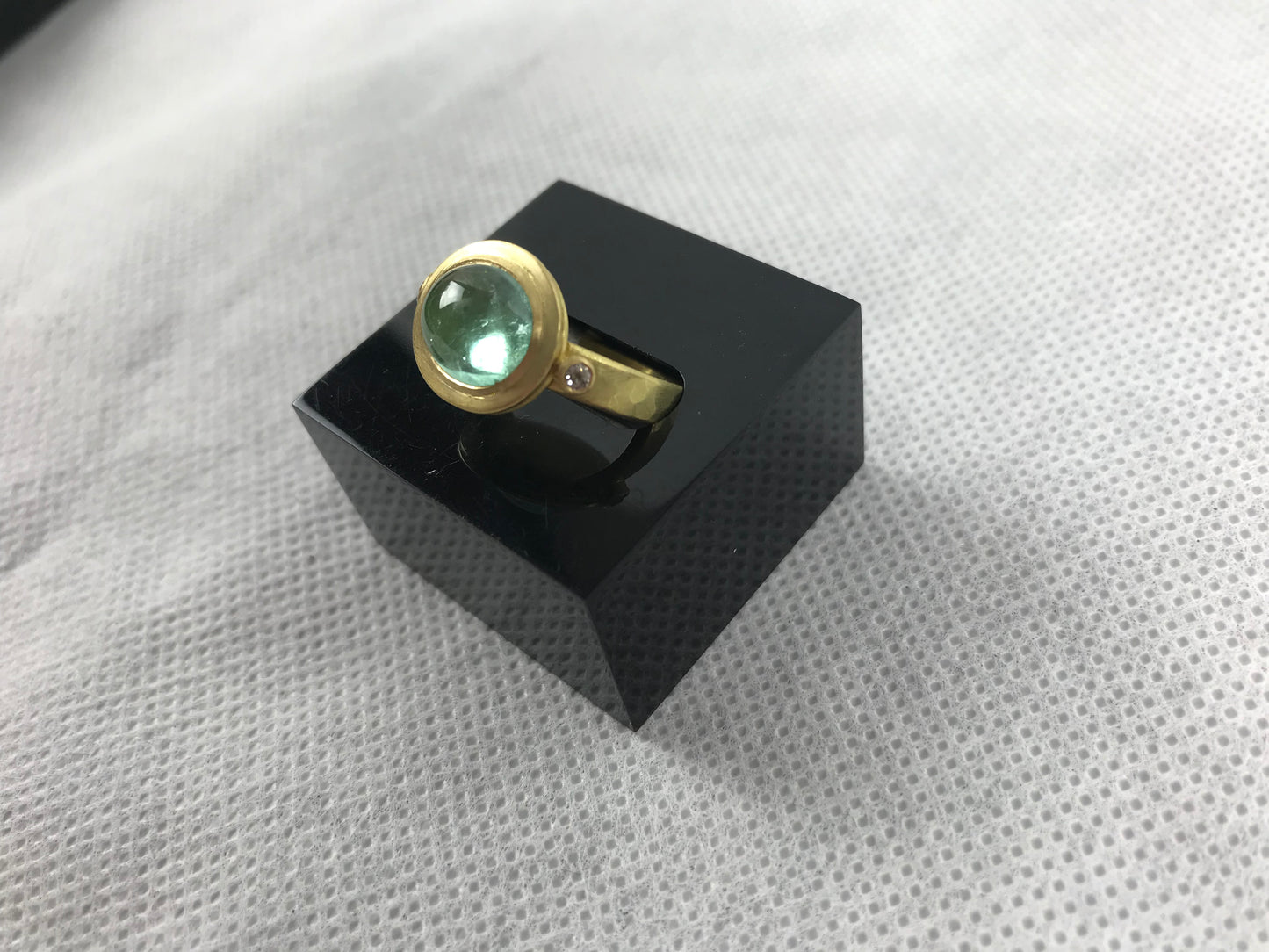 Scott-Moncrieff, Jean: Gold, green tourmaline and diamond ring