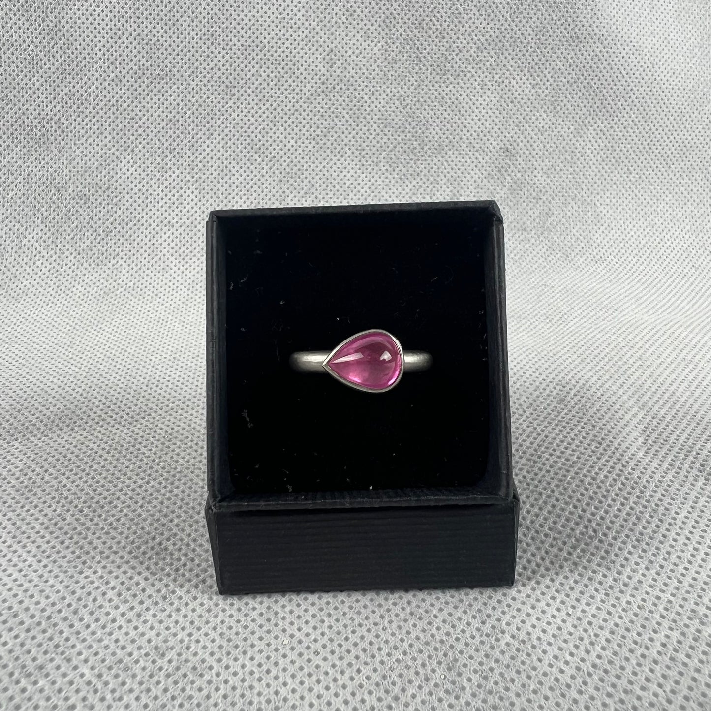 Goodman, Alex – Platinum and pink sapphire ring