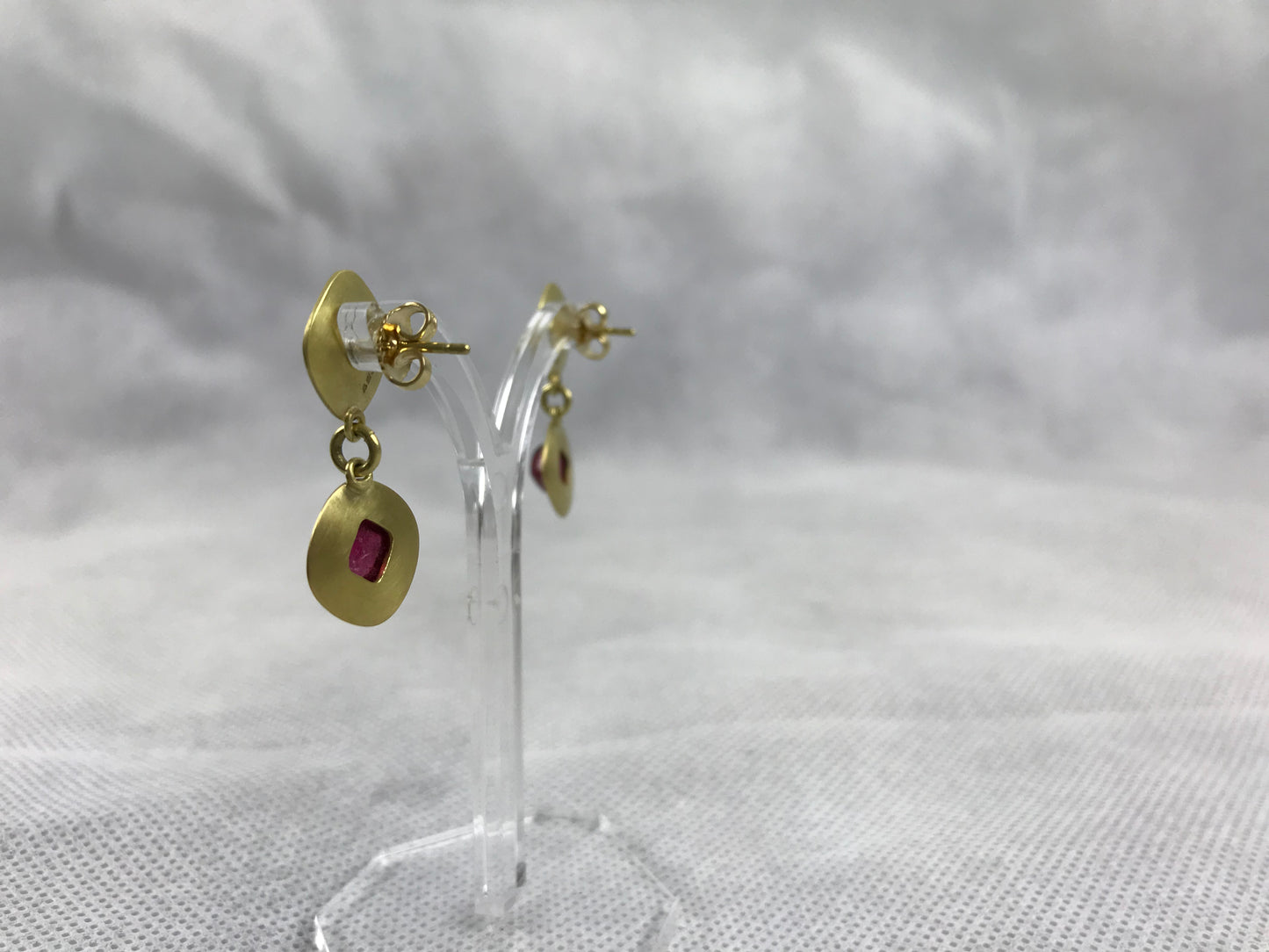 Scott-Moncrieff, Jean: Gold and pink tourmaline earrings