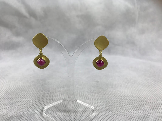 Scott-Moncrieff, Jean: Gold and pink tourmaline earrings