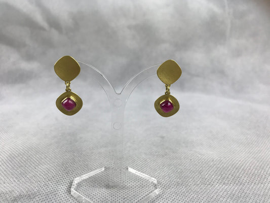 Scott-Moncrieff, Jean: Gold and pink tourmaline earrings