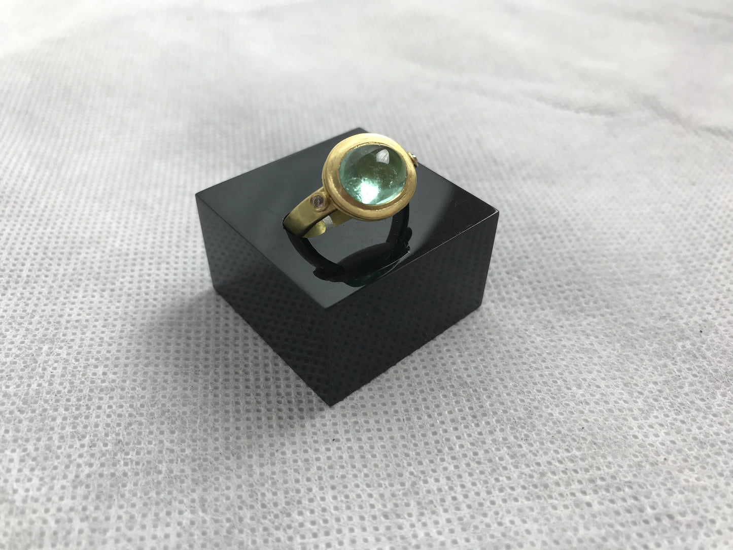 Scott-Moncrieff, Jean: Gold, green tourmaline and diamond ring